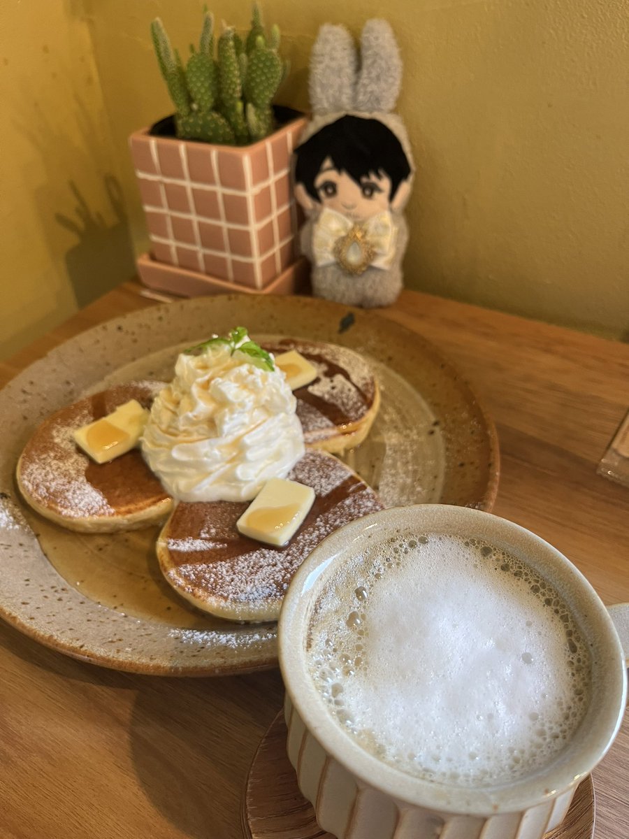 suix39's tweet photo. パンケーキ🥞米粉入ってるらしくてサクフワ！ほうじ茶ラテが美味い〜☺️あとは浜田で干物！デカいのに安い！明日のお弁当用にさざえカレーとうにの味噌汁。
道の駅でイノシシ肉とお試しサイズのお米。
お試しサイズのお米もっと手軽に買えるようにして欲しい〜 https://t.co/ixvUtURxl6