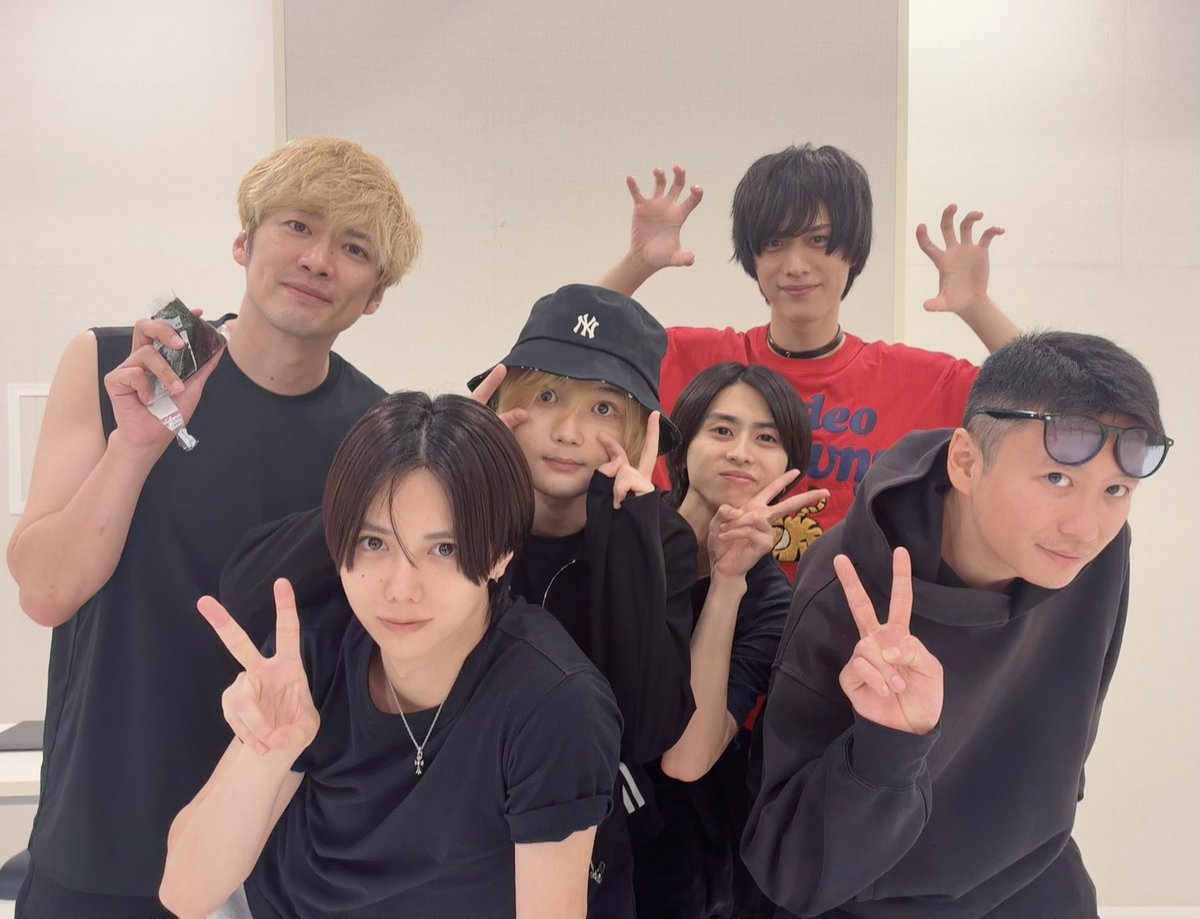 butai_ichu's tweet photo. 📣舞台アイ★チュウ ファイナルライブ
「LIVE!!!!!!アイ★チュウ〜étoile éternelle〜」開演まであと『2日』！
本日はArSのオフショットをお届けします🎨
お楽しみに！

#舞台アイチュウ #アイチュウ https://t.co/gqYyhqDLcK