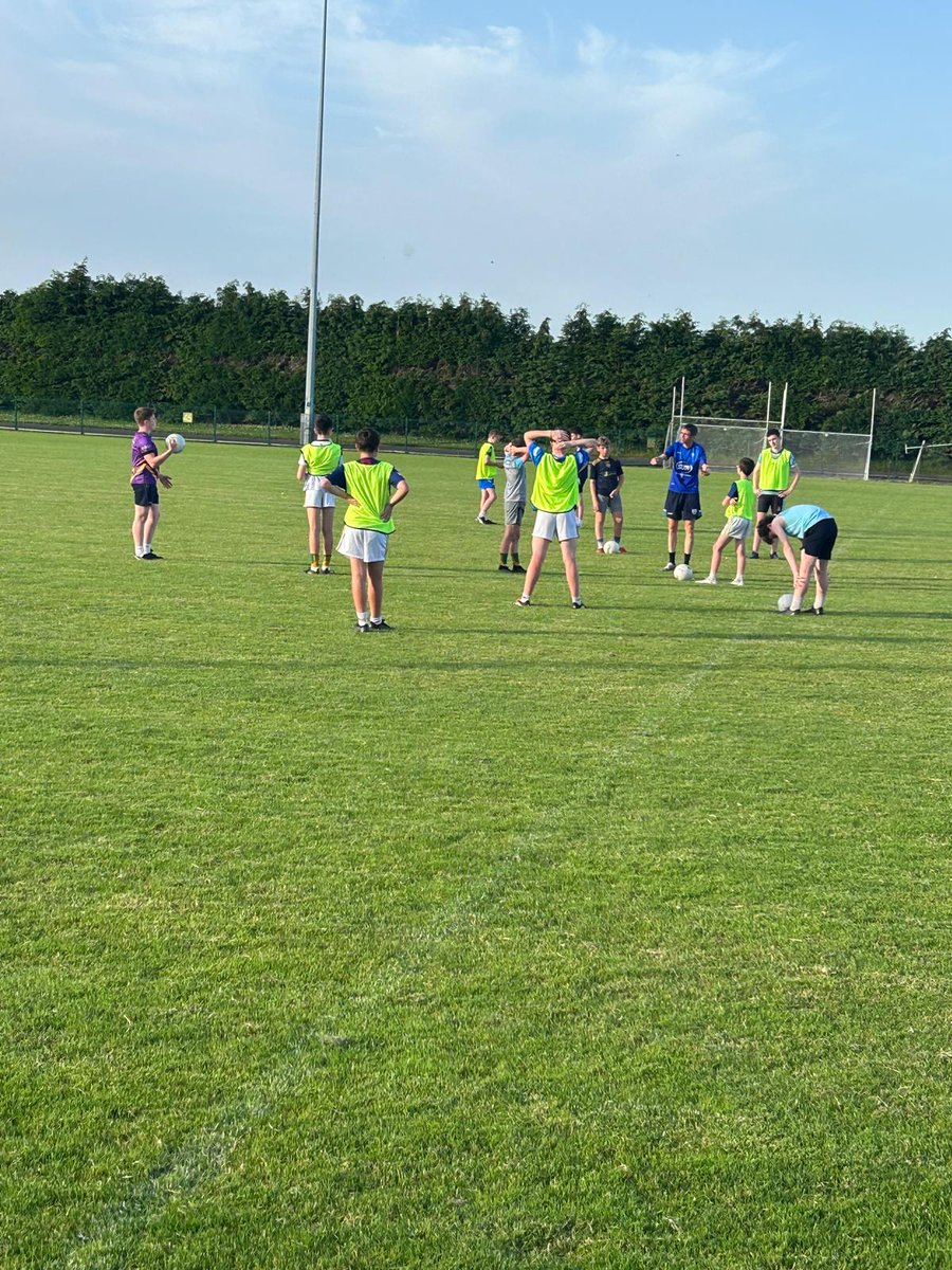 WaterfordGAACG's tweet photo. .@WaterfordGAA #JuneWorkshops26 continued in sizzling conditions 🌞 last evening (Wednesday), where we had two brilliant sessions in @ardmoregaa (ATHLETIC DEVELOPMENT) and @KilrossantyGAA (ATTACKING PLAY IN FOOTBALL, UTILISING THE NEW #FRC RULES), mighty stuff all round ✅️⚪️🔵 https://t.co/WiNnmzHgE6