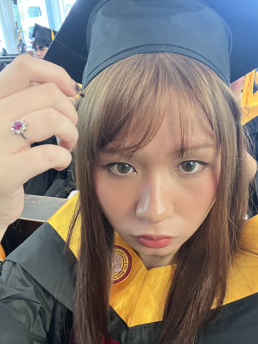 1mo6en's tweet photo. grad portrait 😝☝️ #artph https://t.co/s1AIUsLjX7