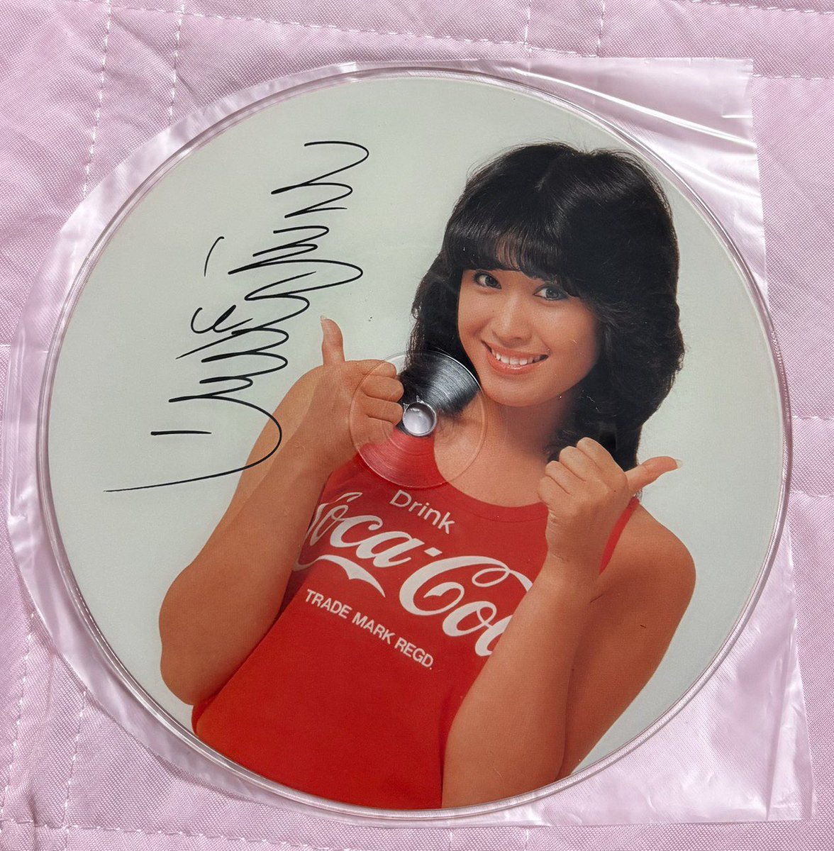THATOLDkayou's tweet photo. 収録の時にり•ぼ•んさんが用意してきた1981年のコカ•コーラの販促非売品の三原順子「いとしのサマーボーイ」。よく手に入れたもんです。
このピクチャーレコードからは「顔はやばいよボディボディ」感はなくしっかりアイドルなのは流石芸歴。三原順子楽曲はサブスク未解禁のようですね。
#ザト歌謡 https://t.co/7MiNmip0eK