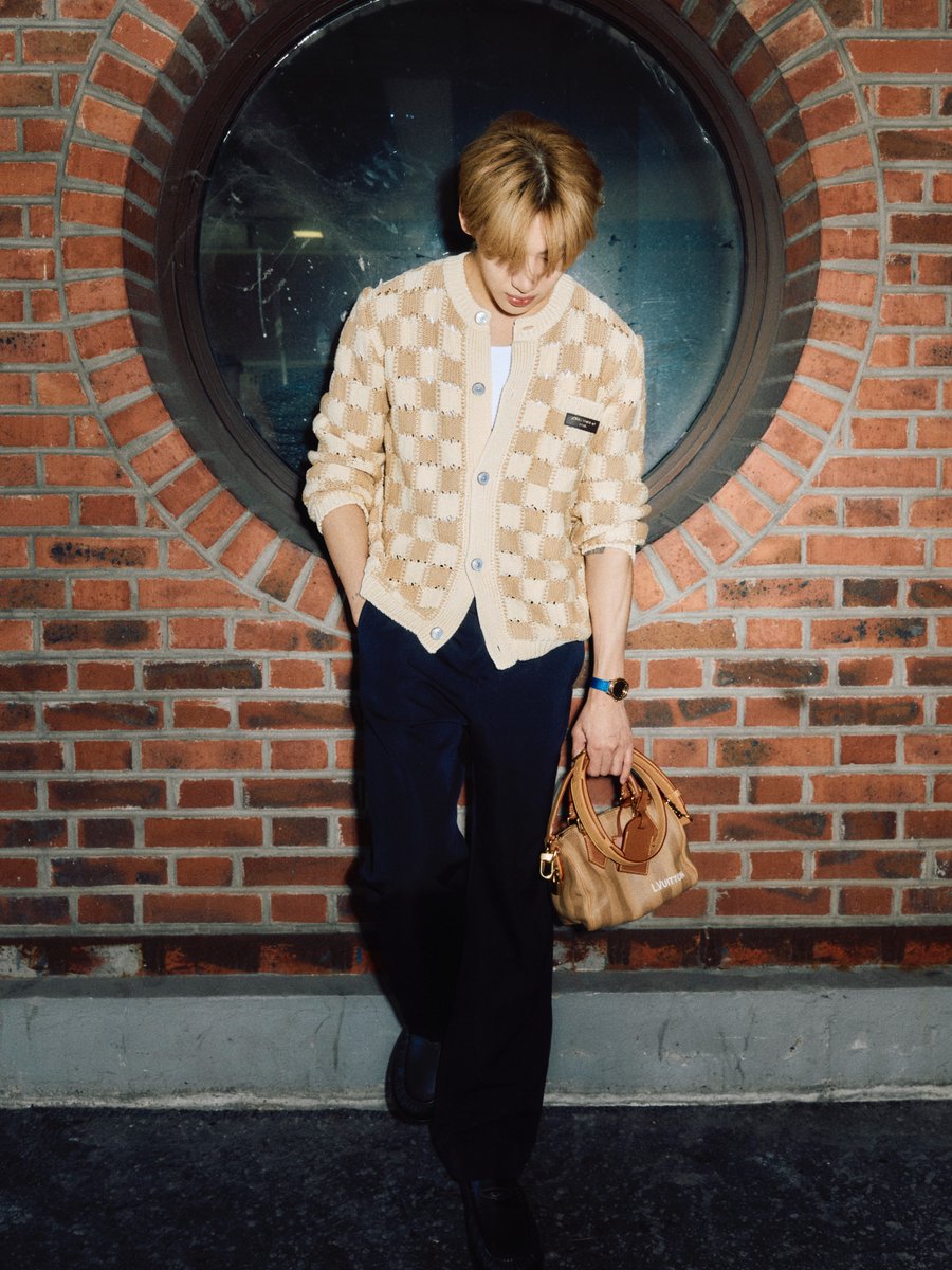 mintmag_th's tweet photo. หลงความเท่! เสิร์ฟมาอีกความหล่อของหนุ่ม #BamBam House Ambassador ของ Louis Vuitton สวมไอเท็มใหม่คาร์ดิแกนลาย Damier แมตช์เข้ากับกางเกงโมแฮร์ และกระเป๋า P9 Boudoulière 20 สี camel ที่มาเพิ่มความเท่ หลังร่วมชมแฟชั่นโชว์ Louis Vuitton Men's Spring-Summer 2027 💚

#BamBamxLVMenSS27
#LouisVuitton #LVMenSS27
#MintNews