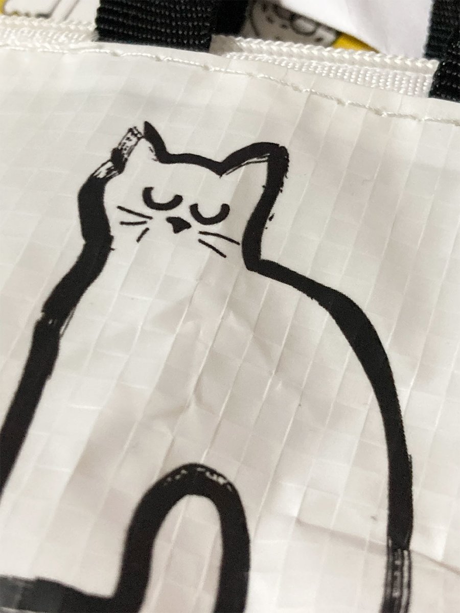 bookyangmal's tweet photo. 어젯밤 양말도서관.
어른이 되어도 속은 별로 안 변하는 것 같아.
고등학교 때부터 알고 지낸 친구가 해준 이야기를 들으면서 문득 그런 생각이 들었어.
아마 다들 어른인 척하고 있을 뿐이야.
분명 그럴 거야.
ㅎㅎ
#ヤンマルノート https://t.co/jiC4i4LuRw