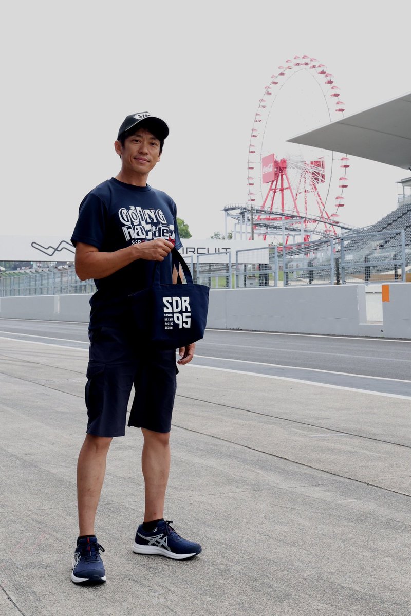 SDR_95official's tweet photo. Tシャツ、バッグ、マフラータオルなど
クラファン限定グッズ公開✨

⚠️ご支援金額によりリターン内容は違います

カントクは多分年間300日以上チームのTシャツを着ていて、バッグも愛用😊
新作も気に入った様子👏

西村選手もバッグをお持ち帰り😁
これはみんなでお揃いしましょ！

鈴鹿8耐応援クラウドファンディングは
本日23:59まで💨
限定グッズがgetできるのはここだけ！👇

https://t.co/4hq1faRR76