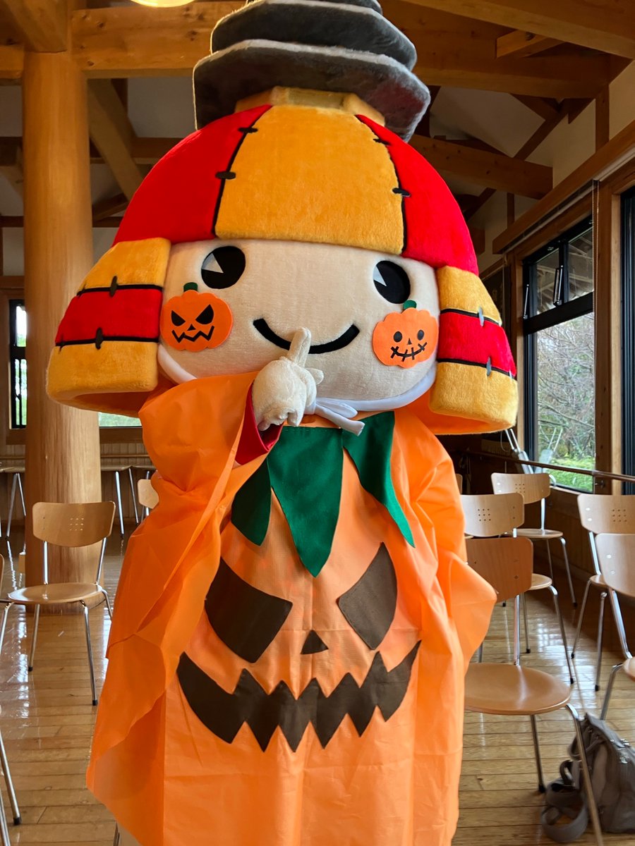 koroukun5656's tweet photo. ボクは、熊本県・鞠智城の防人『ころう君』！！！

月4回、鞠智城の公開巡回をしているコロ〜♪
一緒に写真を撮ったり、おしゃべりしたり、とっても楽しいコロよ〜☆

みんなもぜひ、鞠智城へ遊びに来てほしいコロ〜！

詳しくはホ〜ムペ〜ジをチェックしてね☆
https://t.co/4mng7tNrmd https://t.co/mlzHO6K08P