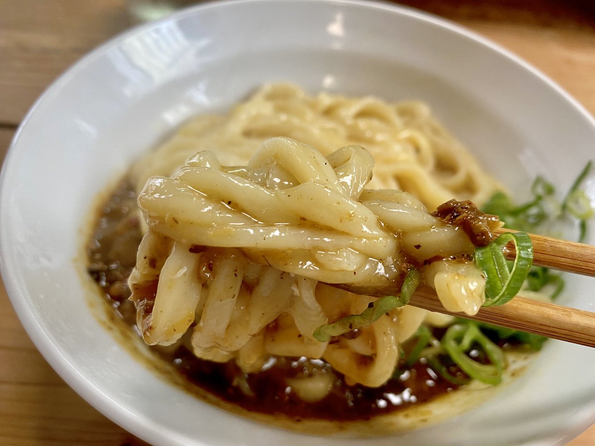 JeroStrawberry's tweet photo. 冷やかけ🍑桃うどん(並)
キーマ釜玉
キーマ残り＋ごはん少し

うどんがモチモチ新鮮生々の
おつゆ、ゴクゴク飲めるわ
キーマ、洋食屋さんもやって

遠いから2杯食べます😆
#ぶれーどう
 https://t.co/KZsEDEjWQq

#島根の出雲から大和桜井の出雲へ
#桃うどん 
#入りにくいうどん屋 https://t.co/KVp6oJzMxT