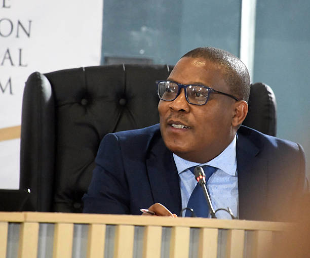 D_Molatoli's tweet photo. When I see Advocate Kameel Premhid trying so hard to be smart in front of the Commissioners because he got his qualifications in the UK, I remind myself and that Commissioner Khumalo did not only qualify, but practiced with the Queens' Counsel in the UK. He must not be too excited. 
#MadlangaCommission
