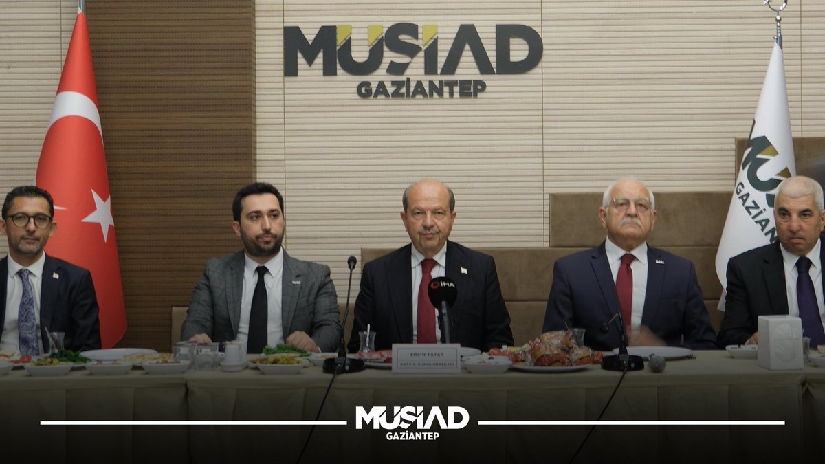 MUSIADGaziantep's tweet photo. MÜSİAD Gaziantep Şubesi olarak, Kuzey Kıbrıs Türk Cumhuriyeti 5. Cumhurbaşkanı Sayın Ersin Tatar’ı şube binamızda ağırlamaktan büyük memnuniyet duyduk.

Gerçekleştirdiğimiz “KKTC Yatırım ve Ticaret Fırsatları İstişare Toplantısı” kapsamında; Kuzey Kıbrıs Türk Cumhuriyeti’nin yatırım potansiyeli, ticaret hacminin geliştirilmesi ve iş dünyası arasındaki iş birliği imkânları üzerine verimli istişarelerde bulunduk.

Nazik ziyaretleri ve kıymetli değerlendirmeleri dolayısıyla Sayın Ersin Tatar’a teşekkür ediyor, toplantımızın ülkemiz, Kuzey Kıbrıs Türk Cumhuriyeti ve iş dünyamız adına hayırlara vesile olmasını temenni ediyoruz.

@BurhanOzdemirTR
@MUSIAD
@OzdurduFurkan 
@ErsinrTatar
