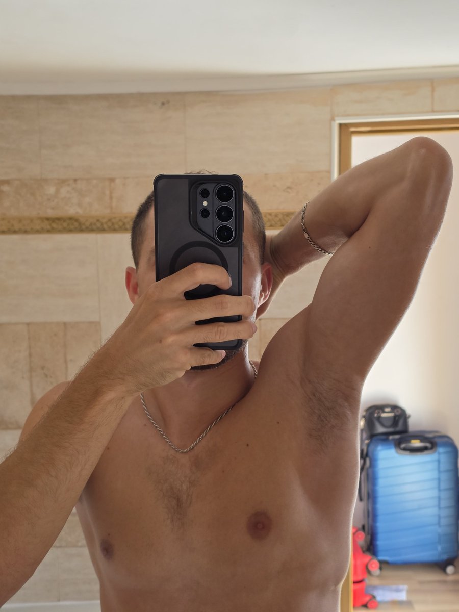 big_james_007's tweet photo. What do you like better: hairy armpits or not? 😏
.
#fitman #boy #armpits #hairyarmpits #armpitfetish https://t.co/pdR3AUBch7