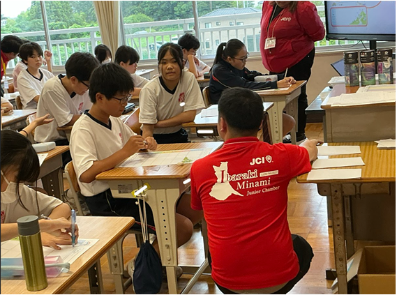 moriya_gakkou's tweet photo. 【愛宕中×地域の大人】
茨城南青年会議所による未来を考える授業！色で相手の良い所を伝え合い新たな自分を発見する生徒✨多くの大人に寄り添われ「将来を深く考えてみたい」と前向きになった生徒😊地域の大人の温かさに触れて未来を見つめる、極めて有意義な時間でした🍀#もりやの教育 https://t.co/hIuYeiXFDB
