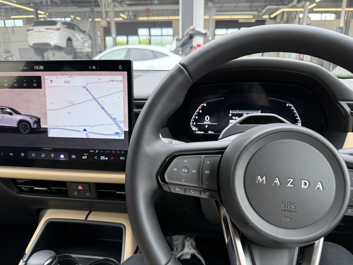 k_do_cx's tweet photo. やっとのこと新型CX-5試乗してきました！
エンジンは置いといて、
乗り心地変わらず
運転のしやすさ変わらず
見た目の質感は良いけど、KFよりプラスチッキー。
モニターは下のサイズでも超充分。
何より後席の広さが高級セダン並み。
自分のシーポジでなおかつだらんと座ってこの広さ。すごい！ https://t.co/WrfbdSOQCm