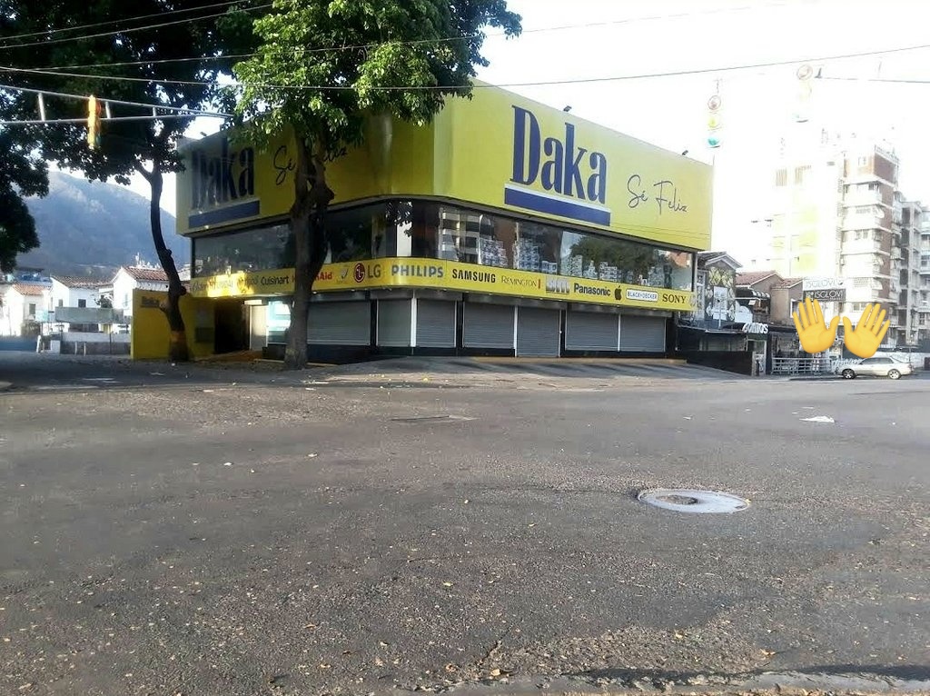 mjpraton_'s tweet photo. @_quiven_ @johanzapata Está al lado de Isglovi, después del Daka, frente al Banesco del CC Las Fuentes, en la foto lo marco https://t.co/swWwgG6oyP