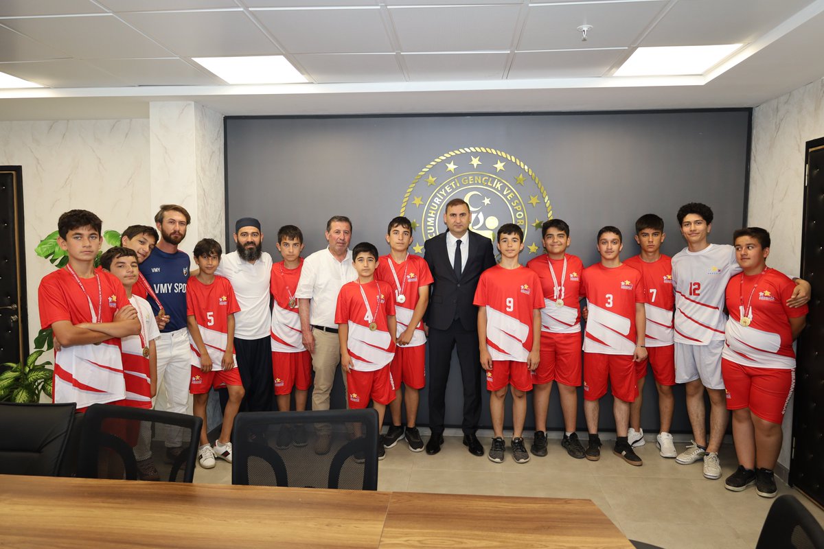 GSB_KMaras's tweet photo. Konya’da düzenlenen Anadolu Yıldızlar Ligi Hokey 1. Etap 2. Grup müsabakalarında erkek hokey takımımız, grubunu 1. sırada tamamlayarak Türkiye Şampiyonası’na katılmaya hak kazanmıştır.

Sporcularımız ve antrenörlerimiz, İl Müdürümüz Yasin Özdemir’i makamında ziyaret ettiler. https://t.co/pTW0yFt17G