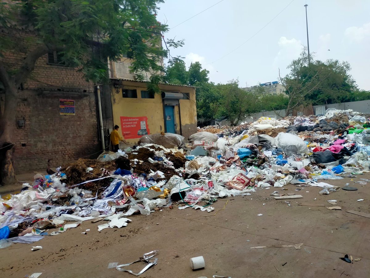 kakkankit's tweet photo. Gross negligence by concerned civic agency. Garbage is being spilled on road of Okhla Industrial Area Phase 2, DSIIDC Sheds, Scheme 1. Breeding ground for infectitious diseases. @MCDdelhi @LtGovDelhi @MoHFW_INDIA @gupta_rekha @PMOIndia @MCD_Delhi @SahiramPahalwan https://t.co/59YhjLq0aj