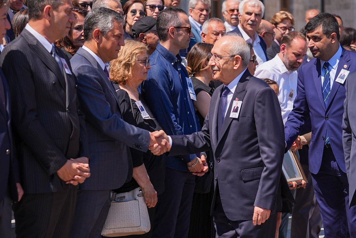CHP Liderleri Meclis'te Görüntülendi: Özel ve Kılıçdaroğlu'ndan Tokalaşma