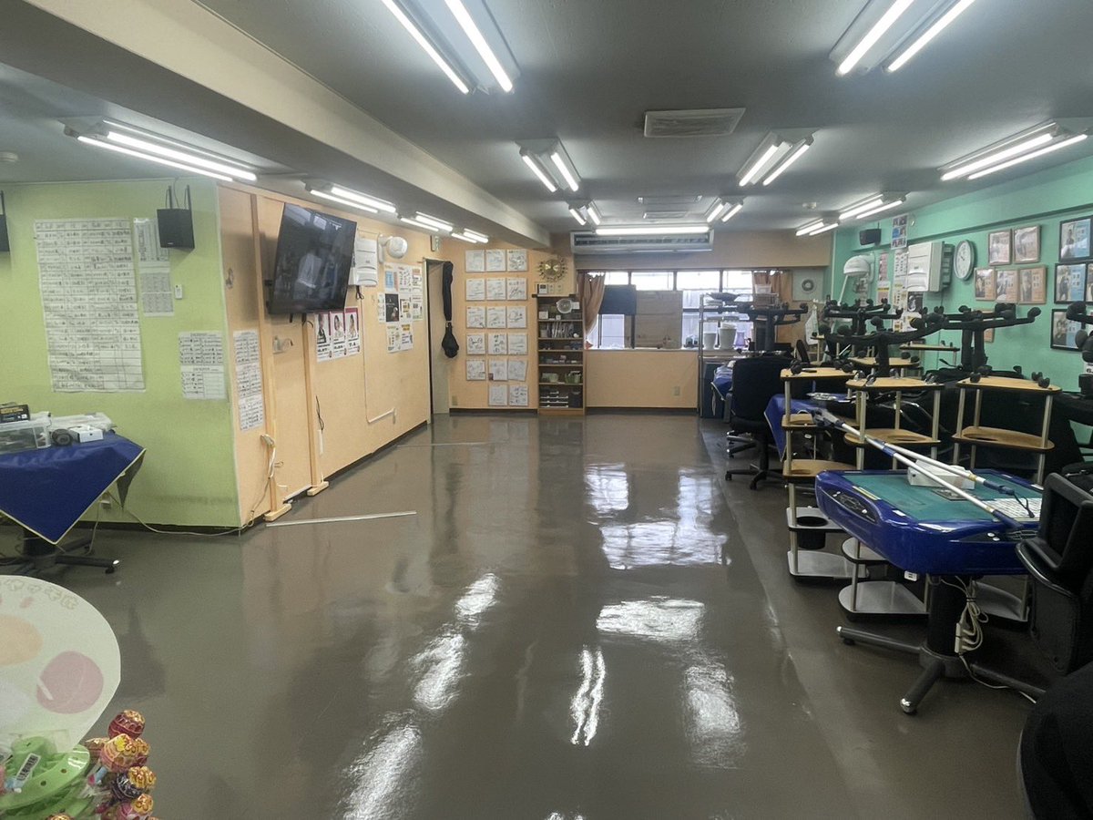 mahjong_mix's tweet photo. 【今週末！佐月プロ来店イベント】

いよいよ6月28日(日)、佐月麻理子プロがまーじゃんみっくすに来店されます！

皆様に気持ちよく麻雀を楽しんでいただけるよう、店内の床もピカピカに磨き上げました✨ 準備は万全です！

最高の環境で、皆様のご来店を心よりお待ちしております。 https://t.co/uyOatIYYw6