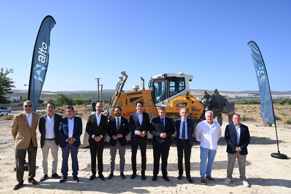 JuntaGranada's tweet photo. El delegado del Gobierno @agranados6957 asiste, junto al delegado de @IndustriaAnd @GumerFernandez2 y de @saludand, Indalecio Sánchez-Montesinos a la colocación de la primera piedra de SP01, el primer centro de datos de nueva generación, impulsado por la compañía Sierra DC https://t.co/BFWENqM9f0