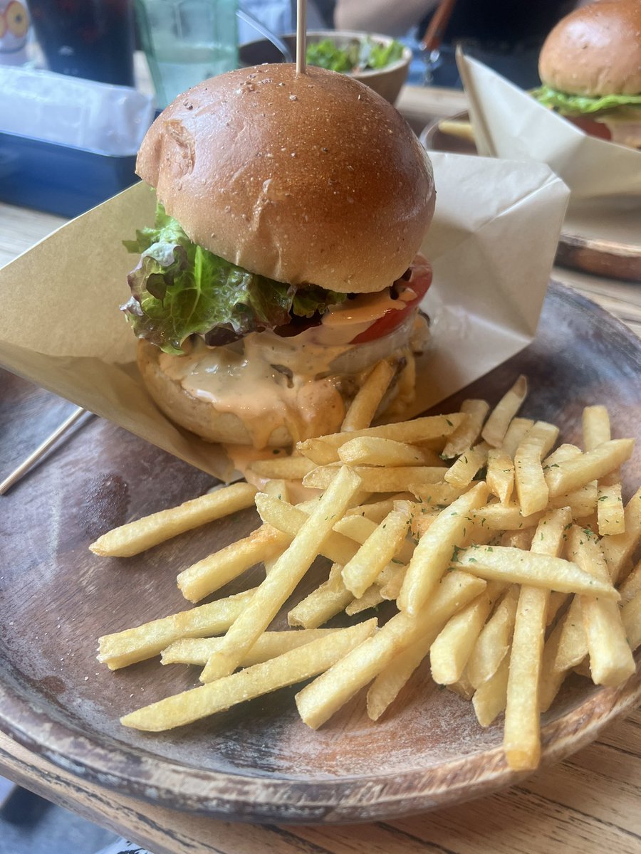 wHaLw's tweet photo. 久しぶりに最推しまさみと
ランチしたよん🍔
うちら生きてるだけで
偉いよね！w https://t.co/kcprwNg5zI