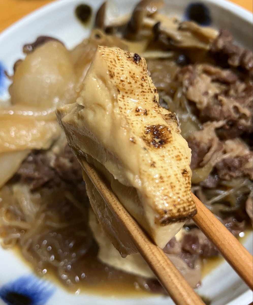 rislabel's tweet photo. 俺はまだまだチキンライスでいいや🎵

…じゃないけど😅💦

俺はまだまだ、

すき焼き風煮込みでいいや😋🥢✨

つうか、

この時季に本格的にすき焼き炊くのは、
ちょっとしんどいかもしれん🫠💦ww

でも、すき焼き風煮込みなら話は別👍✨

個人的オススメは、

ズバリ❗️

焼き豆腐✨😆

甘辛いお出汁をしっかり吸い込んだ
焼き豆腐は、

もう主役級の存在感です🤤🥢

あの食感と、
じゅわっと広がる旨み…

ホンマ堪りません🙏✨

ご飯との相性も抜群🍚🎵

気づけば箸が止まらんやつです😅ww

そんなこんなで木曜日🌱🌈

みなさま、大変お疲れさまでした♪(๑ᴖ◡ᴖ๑)♪🍀✨