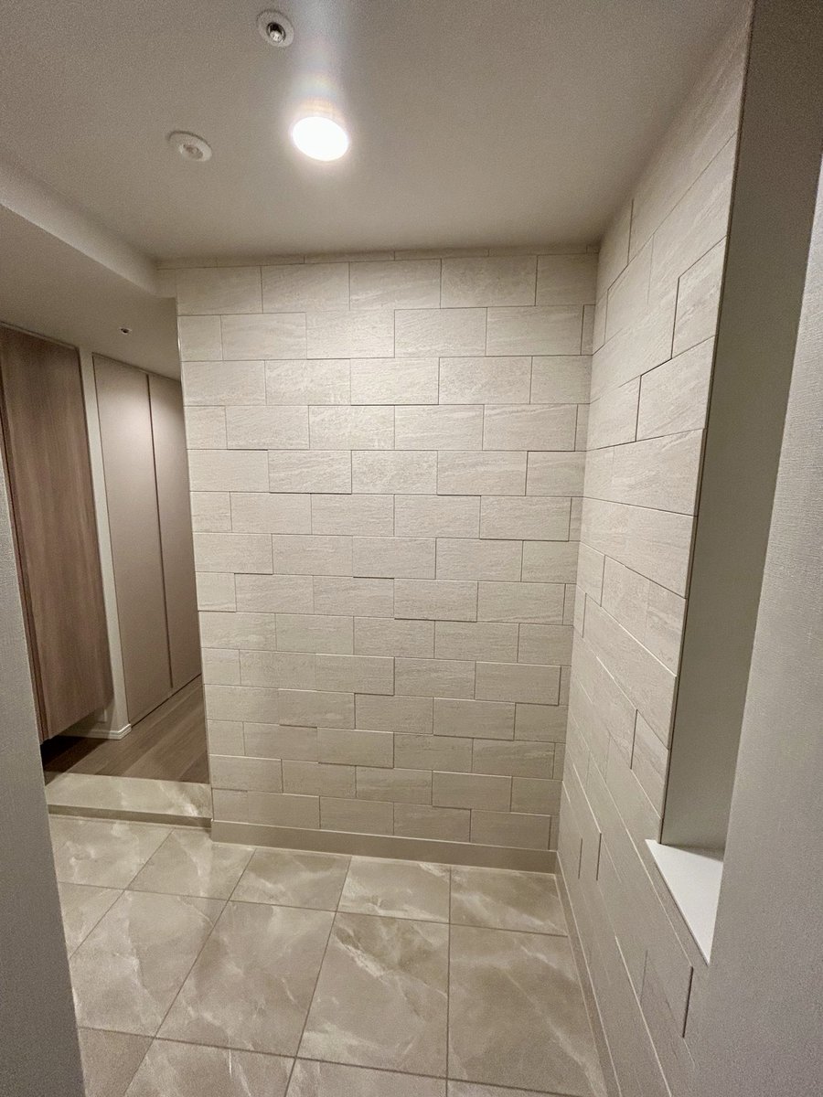 lifetime_s's tweet photo. グランドシティタワー池袋でマンションオプション工事！

玄関に、
①エコカラットのヴァルスロック(ホワイト)
②オーダーミラー
を施工させていただきました！

床タイルと統一感のあるスタイリッシュな空間に仕上がりました✨ https://t.co/rTYO2PeDPk
