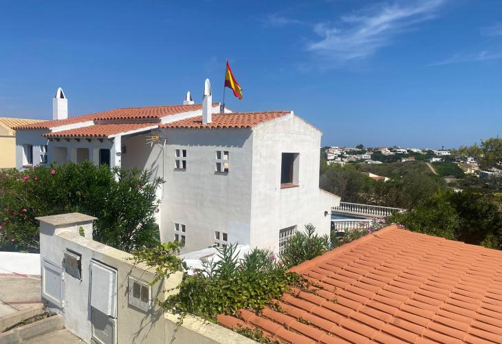 JoanPonsiPons's tweet photo. Aquesta imatge d'una casa de Menorca és brutal. Casa ocupada coronada amb la bandera d'Espanya com a símbol de l'ocupació. A Espanya els pirates són l'Estat. https://t.co/4A1OsFpPoE