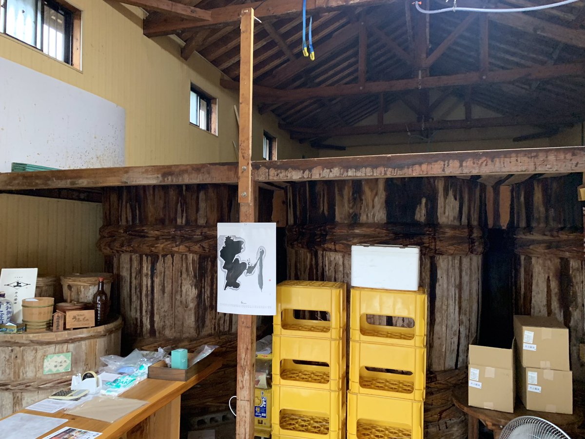 ruchisyougun's tweet photo. 今日は「葛城坐一言主神社」のお膝元にある片上醤油さんの醤油蔵に行って来ました♪

片上醤油さんは100%奈良県産の大豆を使用して、今も昔ながらの吉野杉の醤油樽を使ってメッチャ美味しい醤油を作ってらっしゃいます♪

色々あるけど、わっちは無限に大根おろしが食べられる青大豆が好きかな♪😋 https://t.co/I1GYIo0M3b