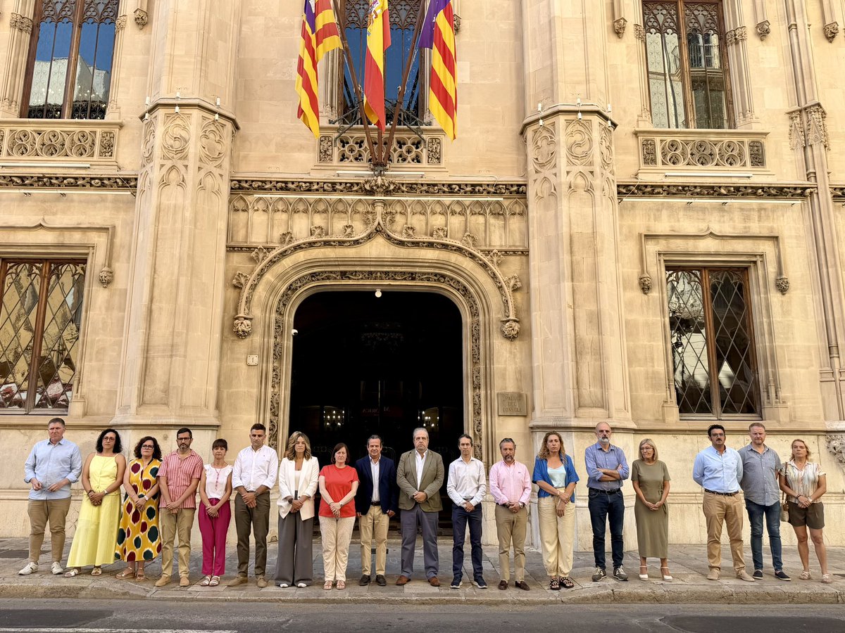 PPdeMallorca's tweet photo. Com cada darrer dijous de mes, avui ens hem sumat al minut de silenci en record de totes les dones víctimes de la violència masclista.

El nostre record és per a les víctimes, les seves famílies i totes les persones que han patit aquesta xacra.

Reafirmam el nostre compromís amb una Mallorca lliure de qualsevol forma de violència contra les dones.