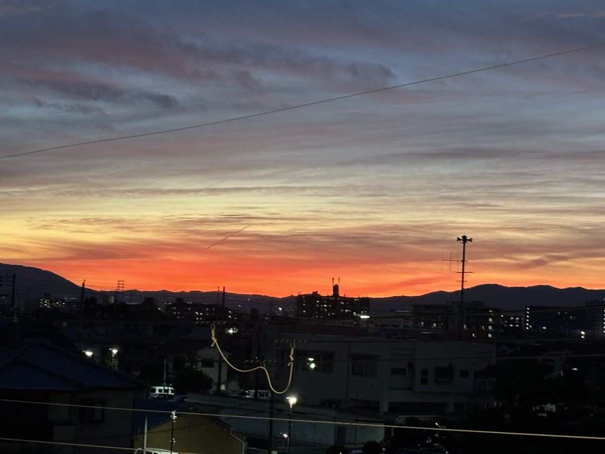 jasmineed's tweet photo. イマソラ、アップするのを忘れてた〜😅火曜の仕事終わりにスーパーの🅿️から見た六甲山方面の夕焼けが燃えていた🥰 https://t.co/O8WmmgOAwT
