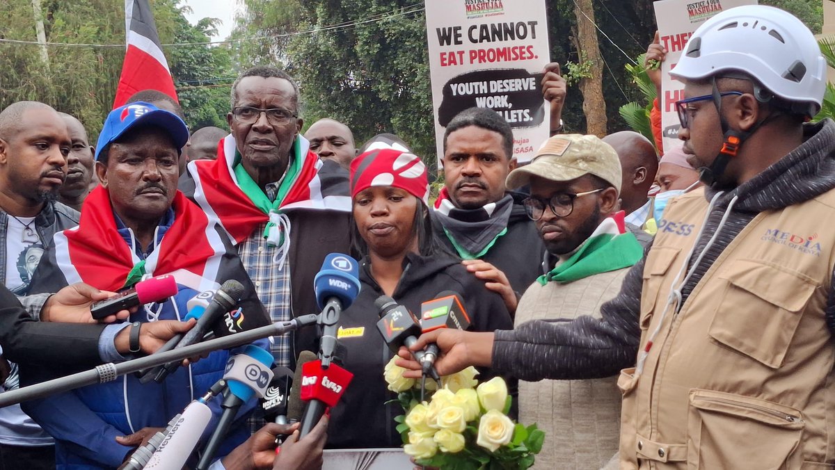 polo_kimanii's tweet photo. Emeritus David Maraga,Linda mwanamch team and kenyans are currently laying their flowers few metres away from parliament https://t.co/lRvxkreqka