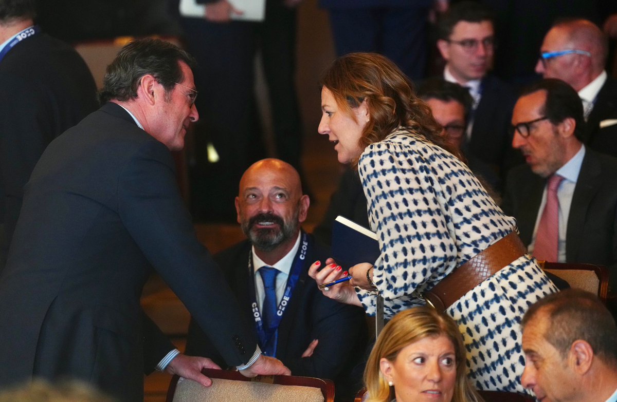 Confebask's tweet photo. 🤝@confebask acuerda por unanimidad respaldar la candidatura de @agaramendil  para su reelección como presidente de #CEOE. Bere ibilbidea, lidergoa eta euskal enpresarekiko konpromisoa baloratzen ditugu.👏 https://t.co/gPOA6pJxos https://t.co/h5cZ2s48NP