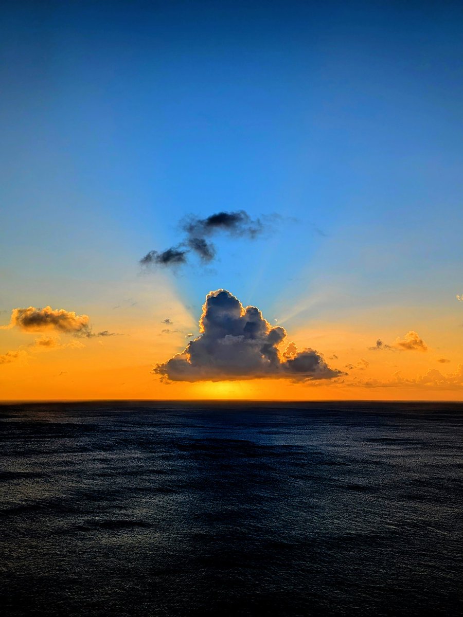 mippshuffle's tweet photo. 神々しい雲 https://t.co/mskTmPUQHc