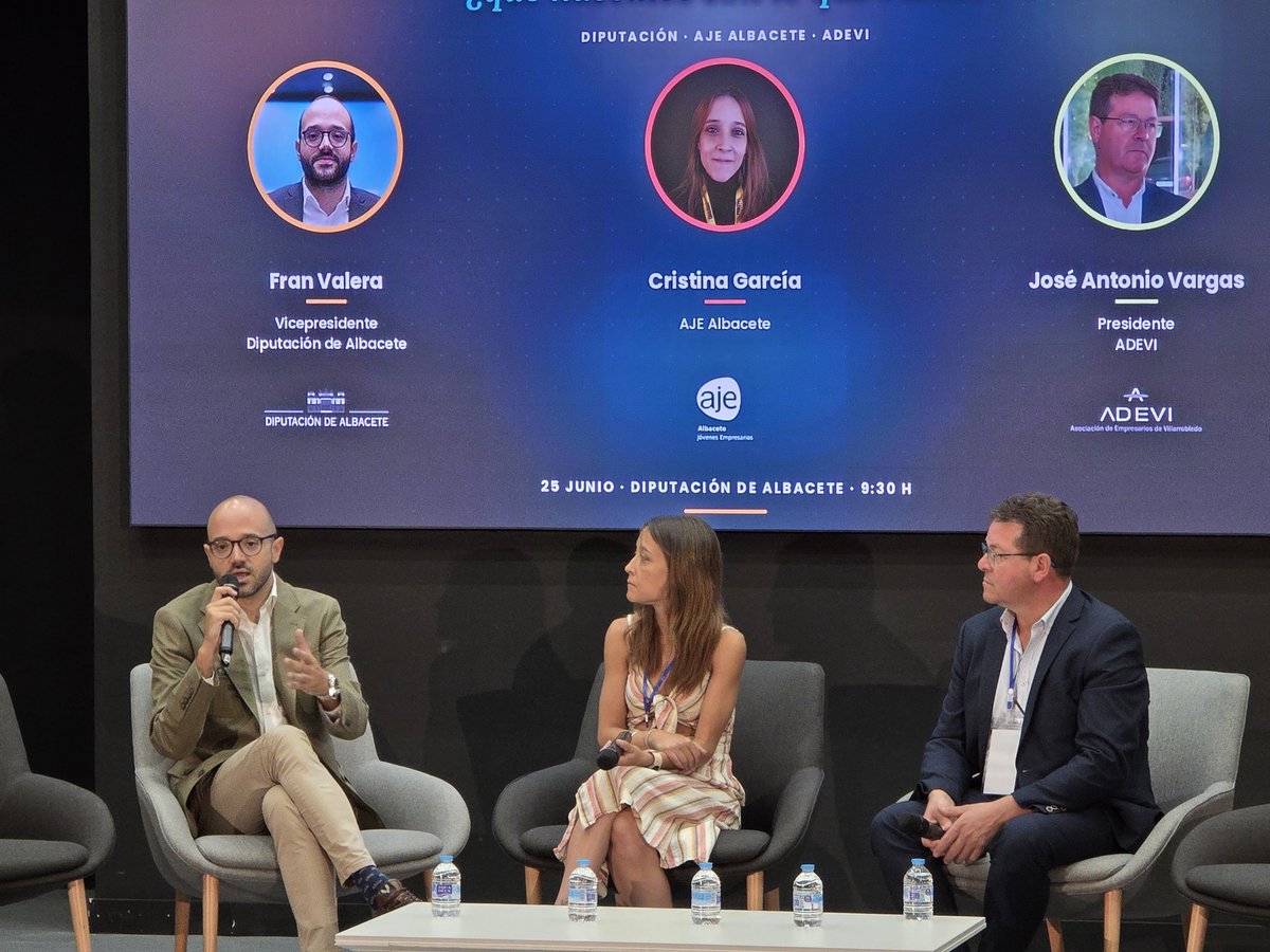 dipualba's tweet photo. 🌐 La Diputación de Albacete reafirma su compromiso con una IA al servicio de las personas en las IV Jornadas Empresariales. Nuestro vicepresidente @valera_fran  ha destacado que la inteligencia artificial “viene a ayudar y no viene a suplantar”.
🔗 https://t.co/i8ChjXOaIq https://t.co/c3N07zLvvm