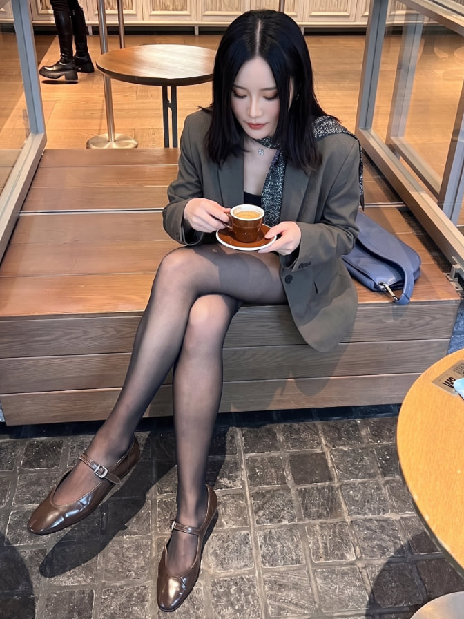 ibrhmcmre's tweet photo. 把时间浪费在美好的事物上，比如午后的第一口拿铁，和镜头里自己完美的脚踝 https://t.co/5DizPr7pI3