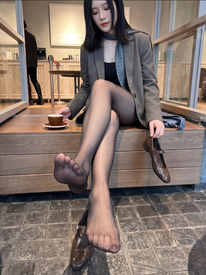 ibrhmcmre's tweet photo. 把时间浪费在美好的事物上，比如午后的第一口拿铁，和镜头里自己完美的脚踝 https://t.co/5DizPr7pI3
