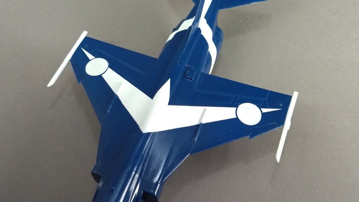 ハセガワ 1/72 T-2 ブルーインパルス。主翼上面の日の丸の下の白丸を