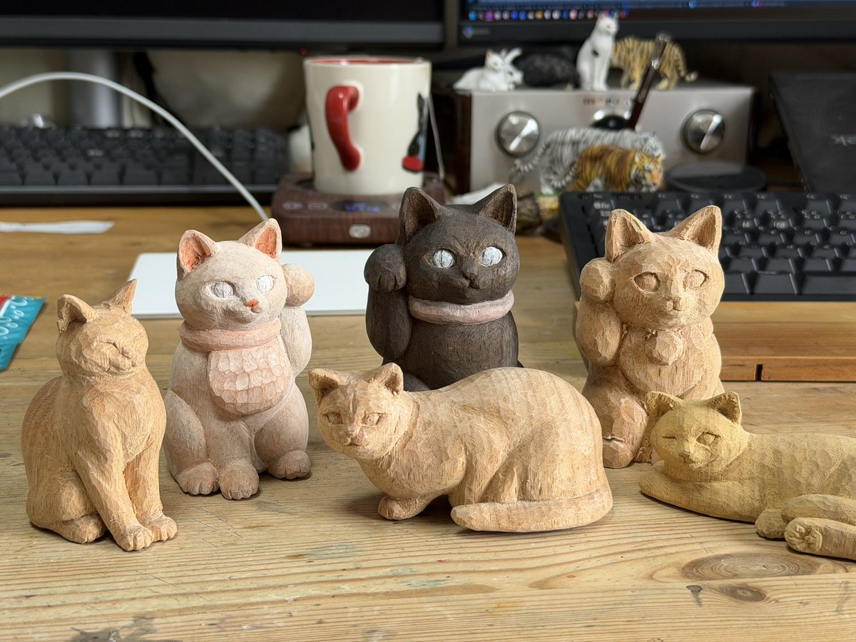 amagi2222's tweet photo. 招き猫を作るにあたってやっぱりオーソドックスな招き猫が必要ではないか！　と言う強迫観念に駆られてメルカリで古そうな招き猫を購入せしめた。
量産型だし似たようなのたくさんあったけど君に決めた！みたいな？

誰かのそんな風になれる招き猫を彫りたいなあと思う次第です。
#木彫
#猫 https://t.co/baLCv46WJv