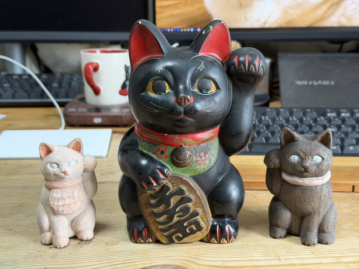 amagi2222's tweet photo. 招き猫を作るにあたってやっぱりオーソドックスな招き猫が必要ではないか！　と言う強迫観念に駆られてメルカリで古そうな招き猫を購入せしめた。
量産型だし似たようなのたくさんあったけど君に決めた！みたいな？

誰かのそんな風になれる招き猫を彫りたいなあと思う次第です。
#木彫
#猫 https://t.co/baLCv46WJv