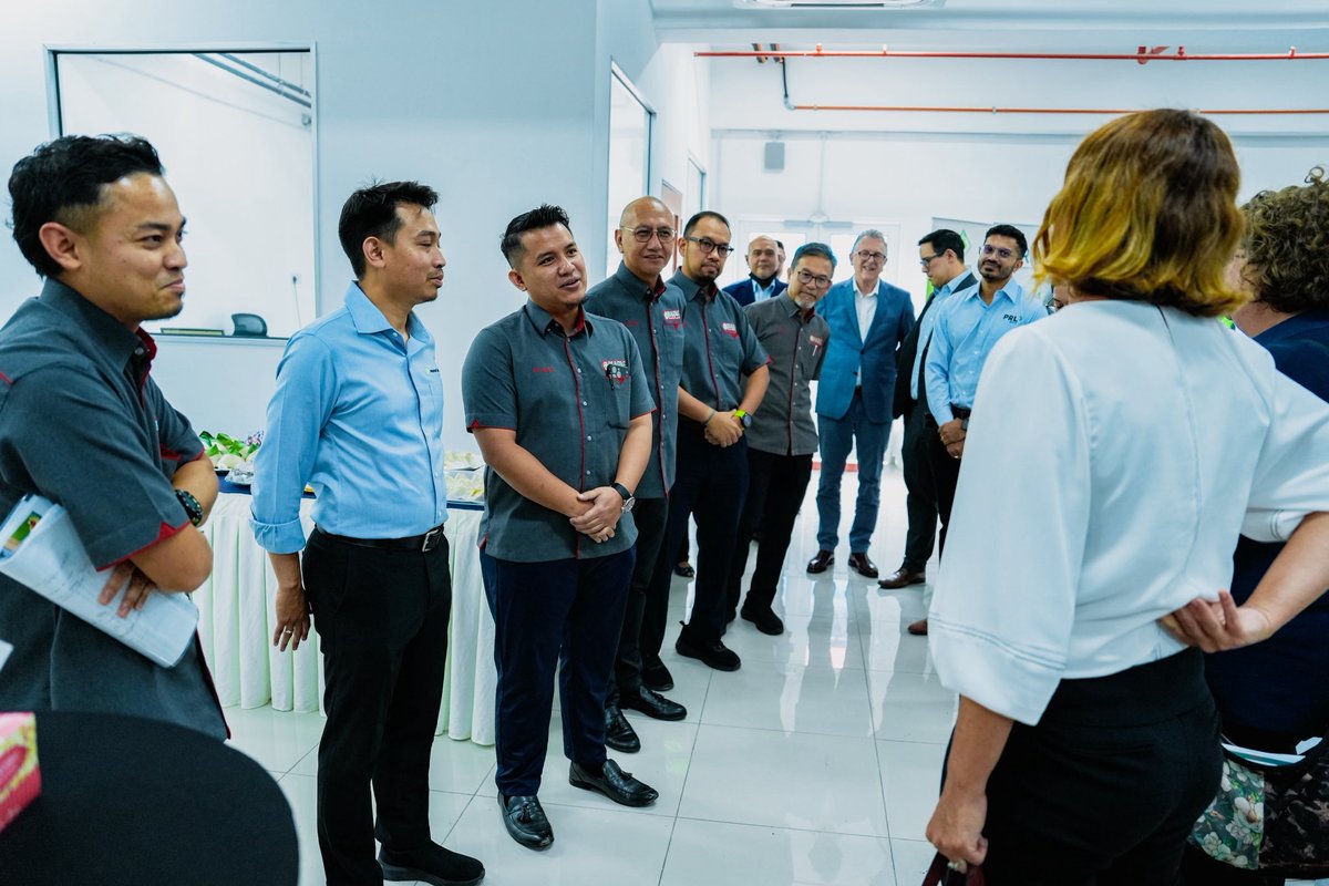 nafashq's tweet photo. Sesi lawatan kerja yang dihadiri oleh barisan kepimpinan tertinggi NAFAS, NAFAS Bajakimia Sdn Bhd dan delegasi Kedutaan Besar Australia ini mencerminkan komitmen jitu kedua-dua buah negara dalam memelihara kestabilan serta kemampanan rantaian industri pertanian negara. https://t.co/uQnbQIbWwM