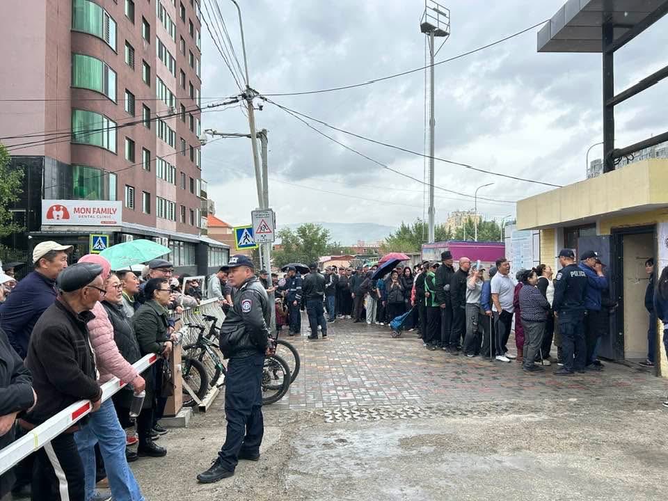 BaatarBatjargal's tweet photo. Нэг мэдсэн чинь 1990 он маань аль уже дэргэд минь ирчихсэн байж байдаг шүү ямарч улс орон уг нь урагшаа дээшээ хөгжих дэвших ёстой биздээ Монгол тэгсэн чинь хорь гучин жил хойшоо чаачихсан чааж явдаг шүү https://t.co/iqRGulNYpK