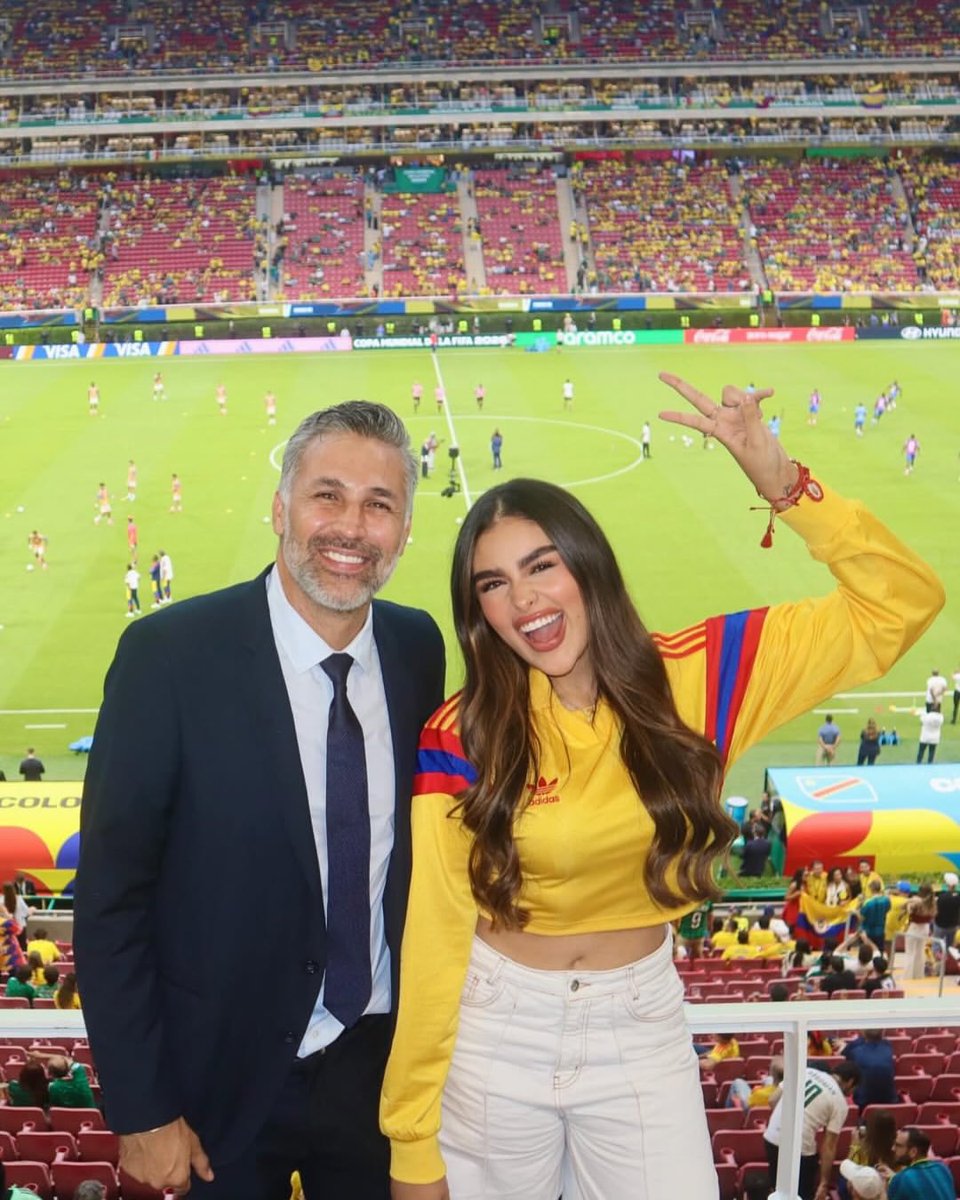 televallenato's tweet photo. La pasión por la Selección Colombia también se vive en familia. Miranda Yepes, hija del histórico excapitán de la Tricolor Mario Alberto Yepes, fue una de las grandes protagonistas en las tribunas del Estadio Akron de Guadalajara. ⚽❤️

🔥 Con apenas 21 años, la joven cautivó a los aficionados con su carisma, elegancia y belleza, convirtiéndose rápidamente en una de las imágenes más comentadas de la jornada mundialista.

📱 Mientras su padre acompañaba de cerca a la Selección Colombia, Miranda también disfrutó de la victoria desde las graderías y terminó robándose miles de elogios en redes sociales.

😱 Entre goles, celebración y clasificación anticipada de la Tricolor, muchos pasaron del inolvidable ”¡Era gol de Yepes!” a comentar: “Es la hija de Yepes”.

🤔 ¿Será Miranda Yepes la hincha colombiana que más ha llamado la atención en este Mundial?

#MirandaYepes #SeleccionColombia #Mundial2026 😍🇨🇴⚽