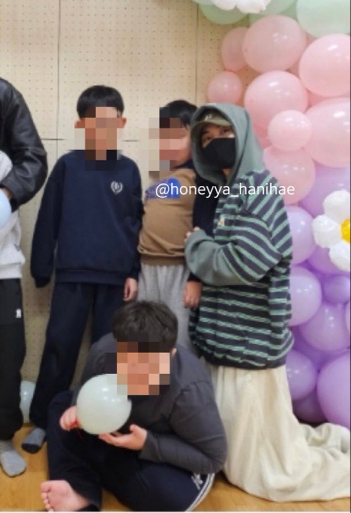 cheolidoscoups's tweet photo. teacher jeonghan with his students 🥹🤍 https://t.co/koFLG5eq6p