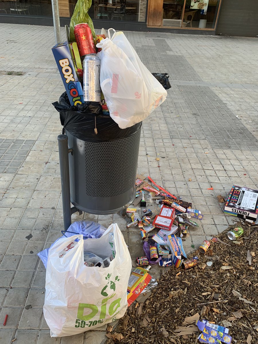 CarlesSagues's tweet photo. Dijous post St Joan. Després d 37 mesos el compromís amb la brutícia es manté inalterable. La fermesa d @ppopular a l’@AjBadalona és digne d’admiració. https://t.co/4K86rhrQMj