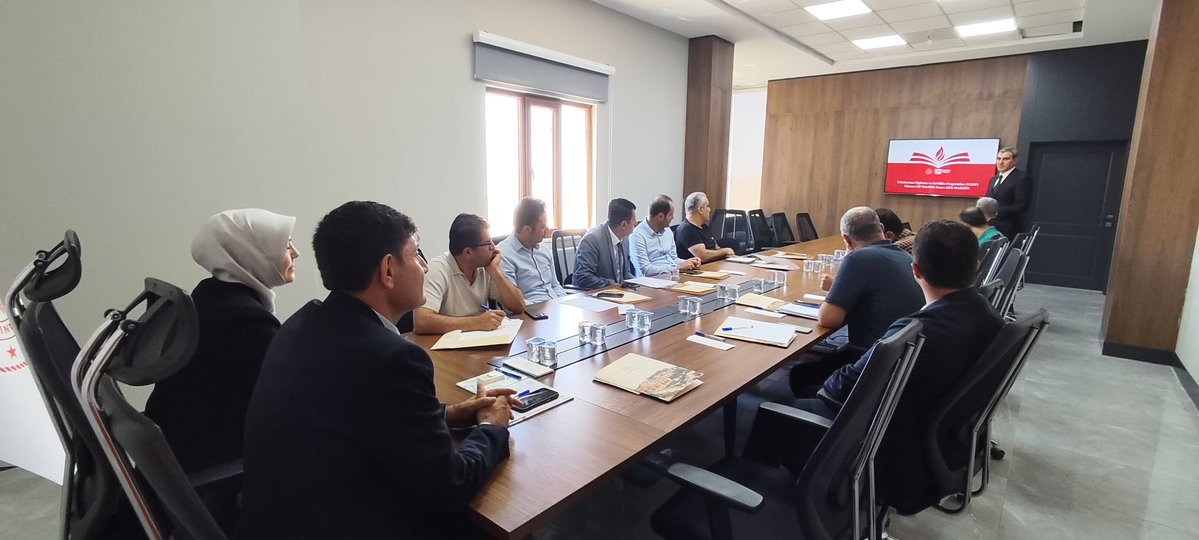mardinilmem's tweet photo. 27 Haziran’da Artuklu’da yapılacak Uluslararası Diploma ve Sertifika Programları (UDSP) Yabancı Dil Yeterlilik Yazılı Sınavı öncesi "Bölge Sınav Yürütme Komisyonu Toplantısı", Genel Müdürlüğümüz Daire Başkanı Sn. Gönül Demirel ve İl Müdürümüz Sn. Ali Eyyüpkoca koordinasyonunda gerçekleştirildi.

​Toplantıda, sınavın güvenli ve sorunsuz bir şekilde yürütülmesi için alınacak tedbirler ile kurumlar arası iş birliği detaylıca ele alındı.

👉🏻 https://t.co/I1kan0CnHc

​@tcmeb 
@Yusuf__Tekin 
@mebodsgm 
@tuncay_akkoyun 
@ali_eyyupkoca