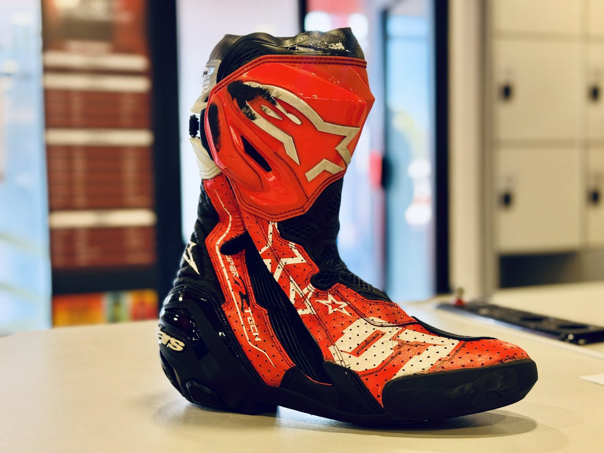 denkmit's tweet photo. Heading back to Ukraine next week, so time to do some last minute fundraising! First up: one genuine @Toprak07TR boot, hand signed by him! Make me an offer via email and top bid on Friday night wins 

denkmit.ukraine@gmail.com https://t.co/eUOVKK3Gxh
