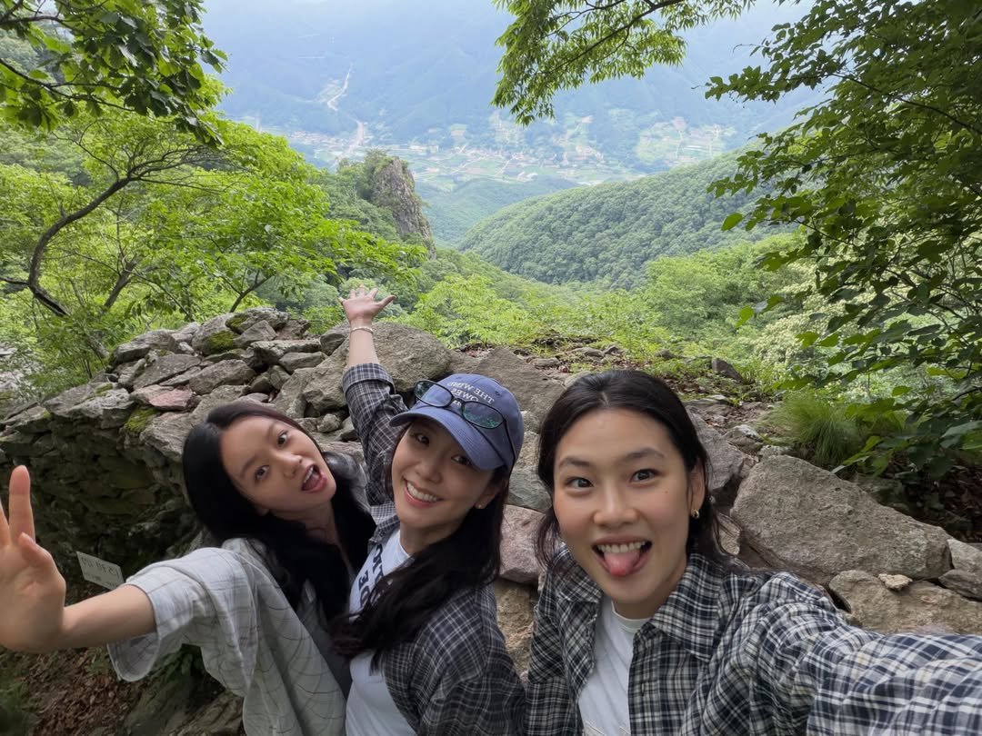 AsianDramaLuv's tweet photo. Jisoo, Hyeri, Hoyeon. These trio besties 🫶 https://t.co/qKSBIOwhpg