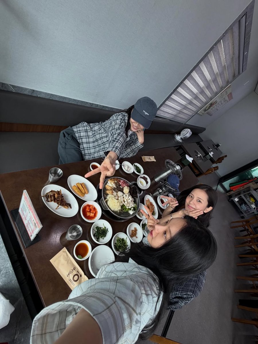 AsianDramaLuv's tweet photo. Jisoo, Hyeri, Hoyeon. These trio besties 🫶 https://t.co/qKSBIOwhpg