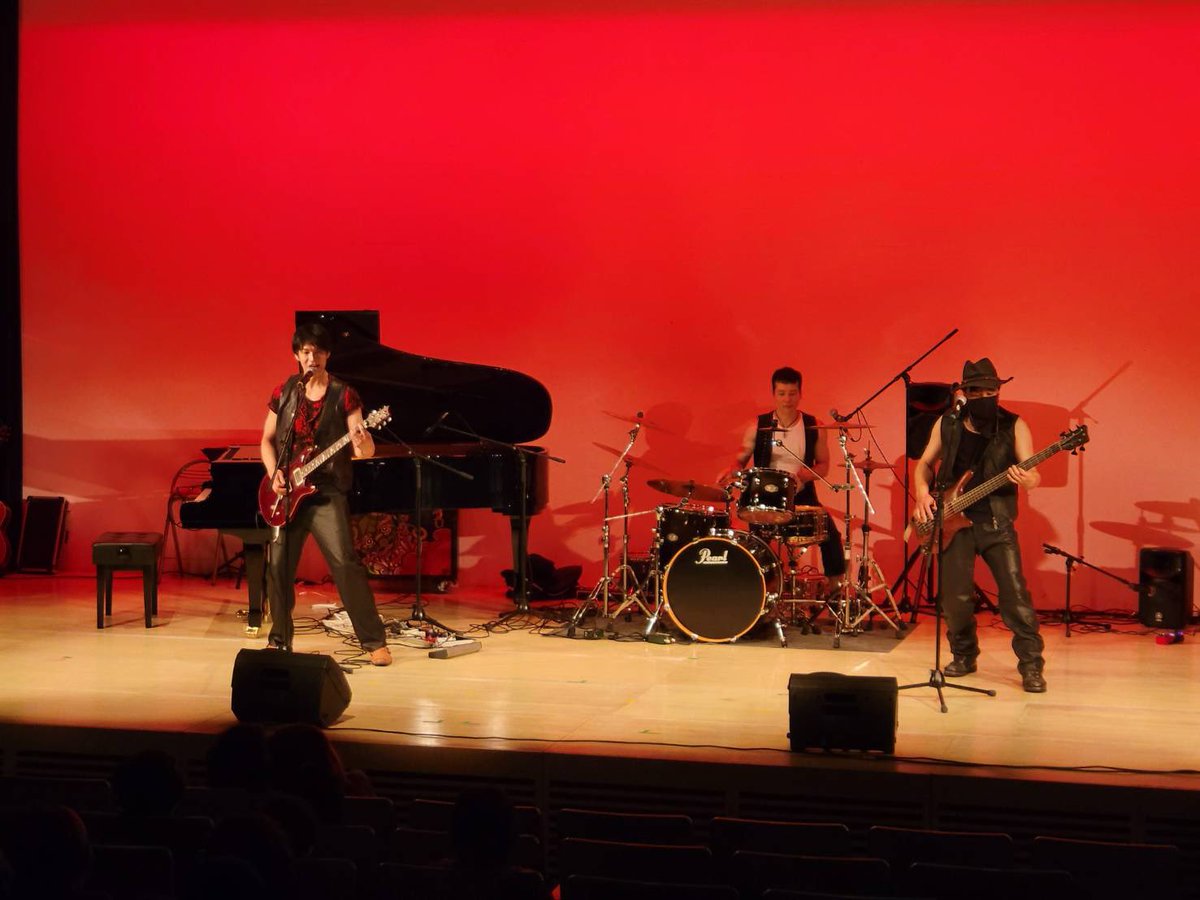 SteelFeather_OF's tweet photo. 6/20 ぎふメディアコスモス

初のホール演奏、ドラムセットも初持ち込みで不安もありましたが・・良いステージができたと思います！
お客さん、共演者の方々有難うございました🙇‍♂️

ライブ後、色んな方から褒めて頂き嬉しかったです☺️
メディアコスモスでHR/HMは前代未聞、ある意味伝説を作りました😂 https://t.co/4K5doSLAIn