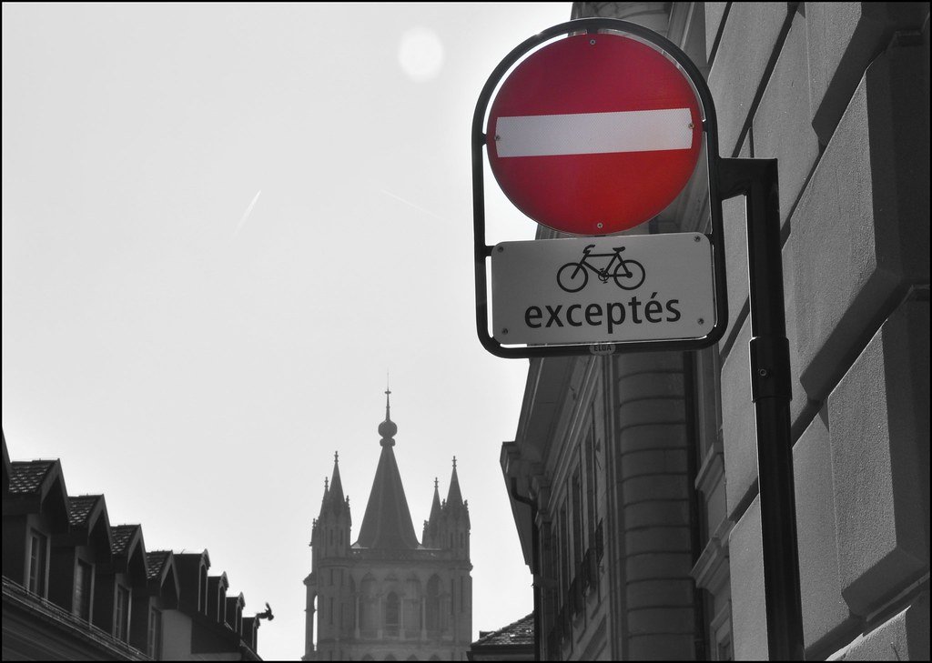 enbicipormadrid's tweet photo. ¿Bicicletas en ambos sentidos en calles de sentido único?
Sí, desde el 1 de octubre de 2026.
Antes de que cunda el pánico, un hilo aclarando dónde sí, dónde no, y por qué esta medida va a mejorar la seguridad, aunque no lo creáis. Tenedlo a mano para argumentar-> https://t.co/nFTjB8XwBv