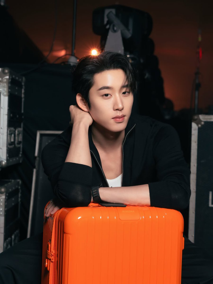 Siam_Paragon's tweet photo. เอส ศุภ (@EstRvp) ร่วมถ่ายทอดเสน่ห์ของคอลเลกชันสีใหม่ล่าสุดจาก RIMOWA ผ่านกระเป๋าเดินทาง Essential สี Orange หนึ่งในสองเฉดสีใหม่ประจำฤดูกาลที่ได้รับแรงบันดาลใจจาก Pop Design อันสดใสและเปี่ยมด้วยความมองโลกในแง่ดี

Orange ถ่ายทอดพลังและความตื่นเต้นของประสบการณ์ใหม่ ๆ โดยถูกนำเสนอผ่านคอลเลกชัน Essential กระเป๋าเดินทางโพลีคาร์บอเนตระดับพรีเมียมในลุคโมโนโครมไร้รอยต่อ พร้อมฟังก์ชันครบครัน ทั้งด้ามจับแบบ stage-free ระบบล้อ Multiwheel ตัวล็อกมาตรฐาน TSA และระบบจัดเก็บภายในแบบสองฝั่ง พร้อม Flex Divider เอกลักษณ์ของ RIMOWA
 
ค้นพบโลกแห่งการเดินทางที่เปี่ยมด้วยสีสันและสไตล์เหนือกาลเวลา ได้แล้ววันนี้ที่ RIMOWA ชั้น M สยามพารากอน

#RIMOWA #RIMOWAEssential #est_rvp #เอสศุภ #SiamParagon