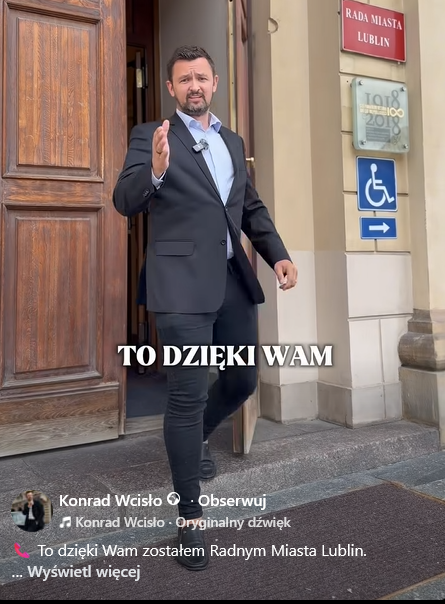 buczkowskipawel's tweet photo. Ale dałem się zrobić w konia. Kiedy lubelski radny Konrad Wcisło (KO) oświadczył, że ma kartę parkingową dla osoby niepełnosprawnej, a parkując "na kopercie" się pomylił i zabrał z domu kartę taty, to mu po prostu uwierzyłem.

Tymczasem @JawnyLublin ustalił, że radny klubu @prezydentZuk o taką kartę wystąpił dopiero w poniedziałek 22 czerwca, czyli dwa dni po publikacji artykułu na swój temat i 10 dni po tym, jak został przyłapany na nielegalnym parkowaniu na miejscu dla osób niepełnosprawnych.

A teraz nawet nie chce już o tej sprawie rozmawiać.

15 czerwca, czyli trzy dni po przyłapaniu na parkingu, radny Wcisło opublikował filmik, na którym mówi do mieszkańców: "To dzięki Wam zostałem Radnym Miasta Lublin".

No właśnie. Jeśli zadzwonią, do czego Pan ich w filmie namawia, to co im Pan teraz powie?